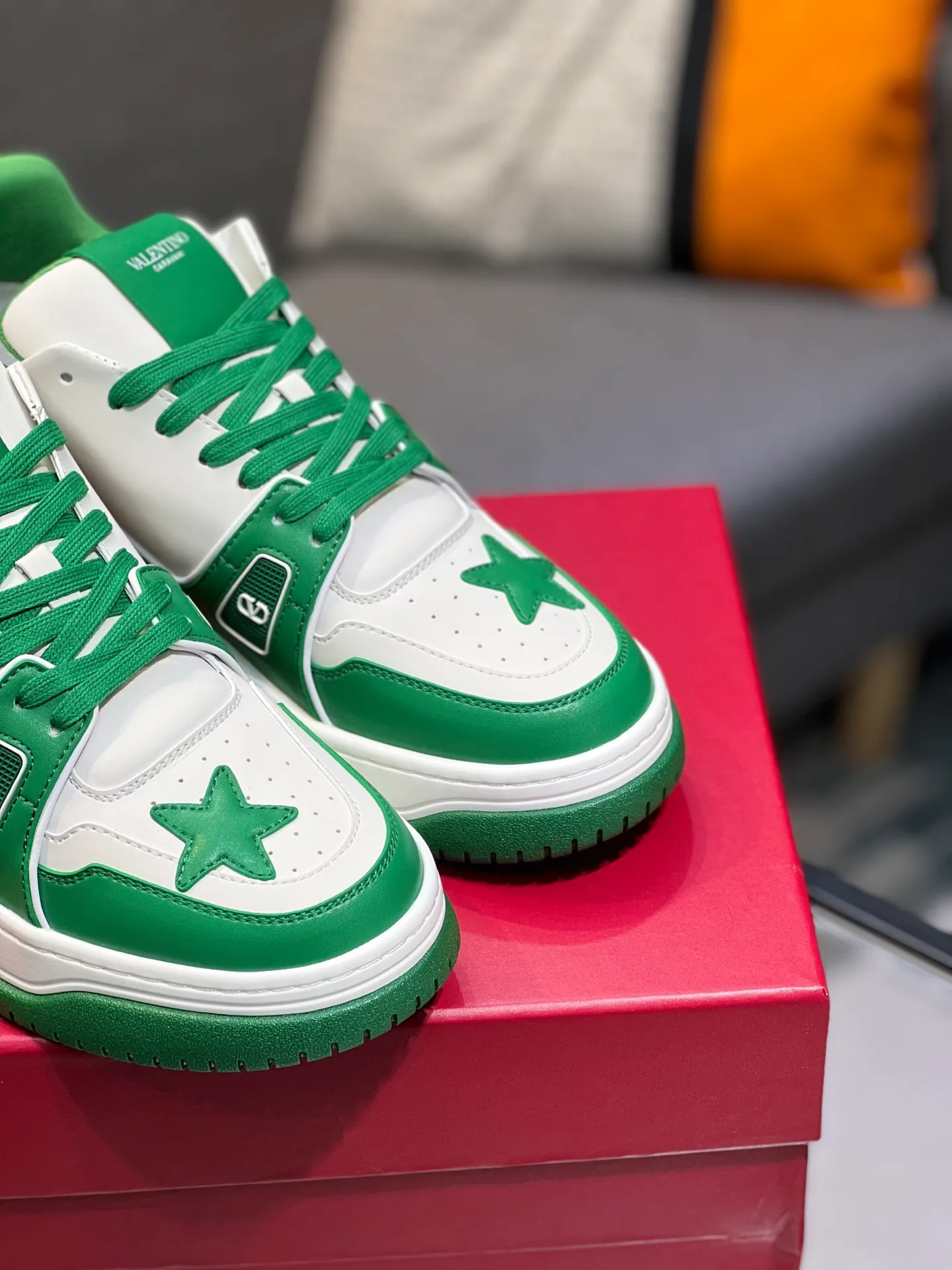 Men's Men's Shoes 💰660 Valentino 2023 early autumn new star shoes are now online! Wang Hedi and Ren Jialun have been worn by many celebrities. Who can refuse the same couple shoes as Wang Hedi! The design of Stars Stab My Heart is cool and spicy. The material of the shoes is cowhide, and every color is beautiful! Size 35-40, men’s size 39-44 (women’s 41, men’s 38, 45🉑️customized)